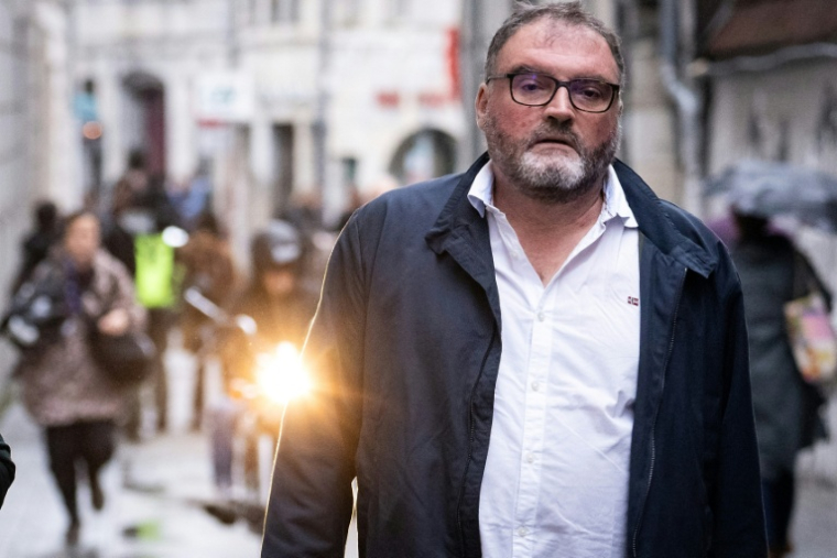 L'ex-anesthésiste Frédéric Péchier arrive au tribunal de Besançon pour son procès, le 9 septembre 2025 dans le Doubs ( AFP / SEBASTIEN BOZON )