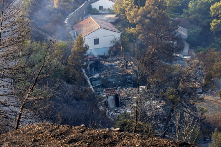 Des maisons détruites par un incendie de forêt près d'Omis, le 14 août 2026 en Croatie ( AFP / MIROSLAV LELAS )
