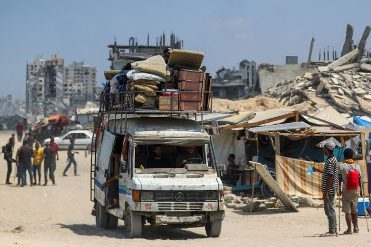 Des Palestiniens déplacés fuyant le nord de Gaza se dirigent vers le sud