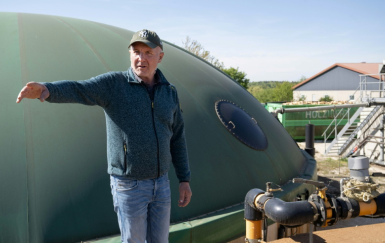 L'agriculteur Gerhard Geywitz dans sa ferme à Bermaringen, dans le Bade-Wurtemberg, le 29 avril 2026 ( AFP / THOMAS KIENZLE )