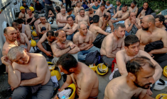 Le 20 avril 2026, à Ankara, environ 90 mineurs torse nu ont organisé un sit-in devant le ministère turc de l'Énergie pour réclamer leurs salaires impayés. ( AFP / Adem ALTAN )