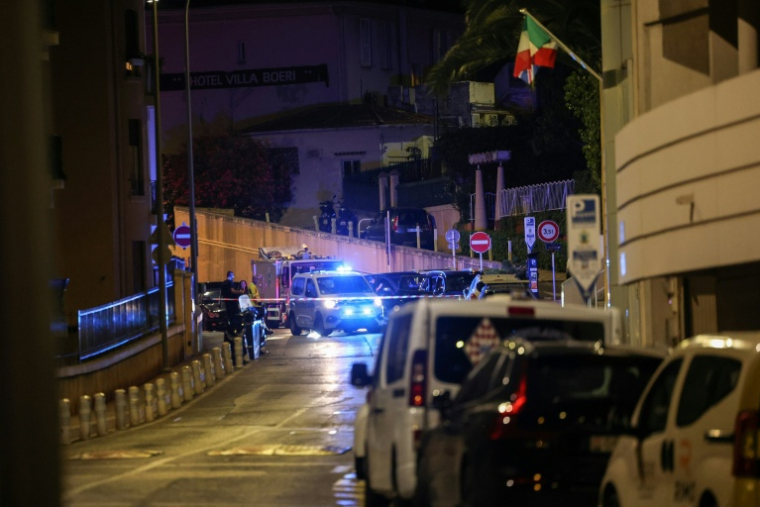 La police devant le périmètre de sécurité instauré autour de la zone de l'explosion à Monaco le 29 juin 2026 ( AFP / Valery HACHE )