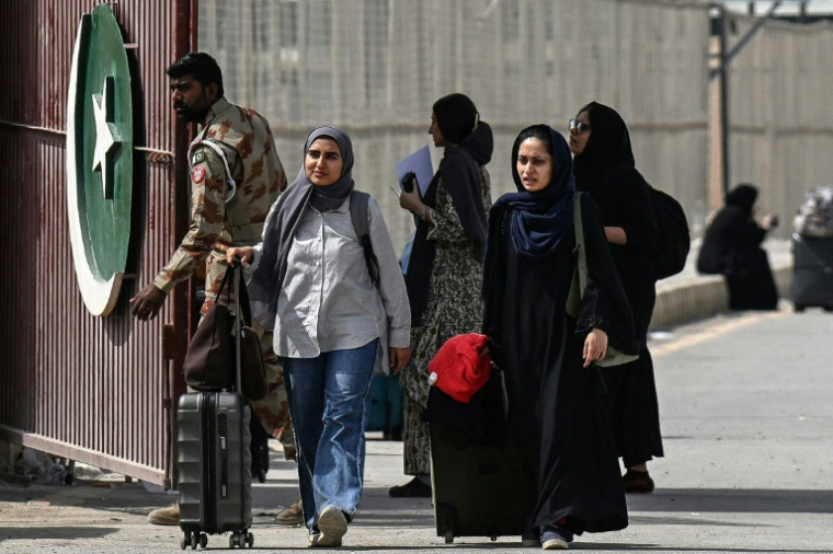Des ressortissants pakistanais traversent la frontière de Taftan, au Pakistan, après leur retour d’Iran, le 2 mars 2026, sur fond de frappes américaines et israéliennes en cours contre l’Iran ( AFP / Banaras KHAN )