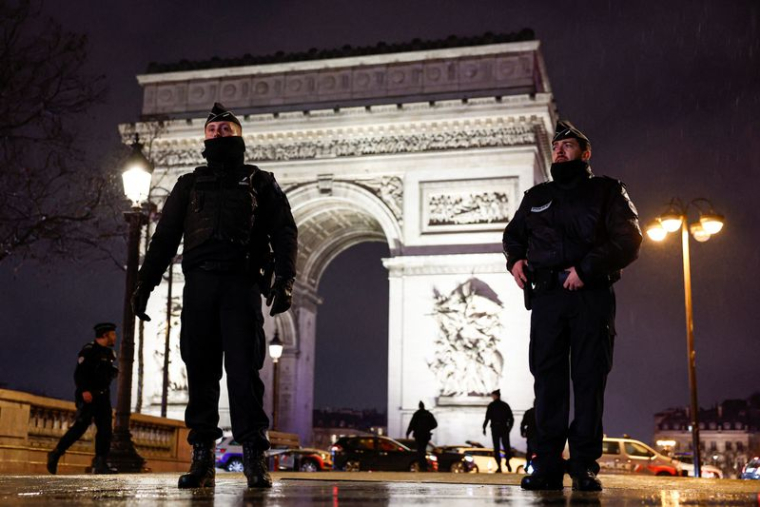 Des policiers montent la garde après qu'un homme armé d'un couteau ait attaqué un agent près de l'Arc de Triomphe à Paris