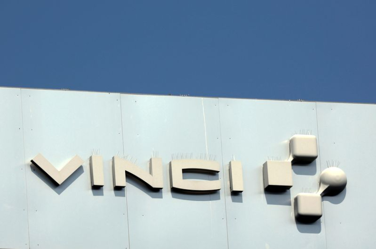 Le logo de Vinci est représenté au siège de la société à Rueil-Malmaison, près de Paris