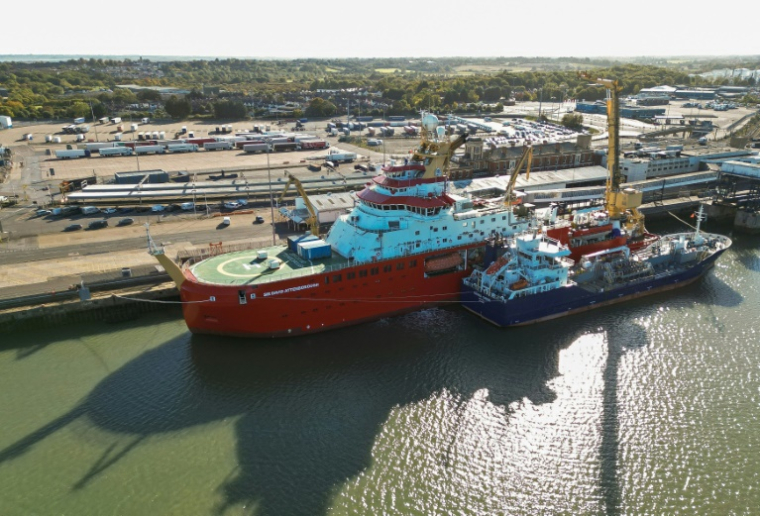 Vue aérienne du RRS Sir David Attenborough, amarré au port international de Harwich, dans l'est de l'Angleterre, le 6 octobre 2025, avant son départ pour des recherches en Antarctique, dans le cadre du British Antarctic Survey. ( AFP / HENRY NICHOLLS )