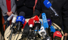 Lors d'une conférence de presse à Marseille entre les deux tours des élections municipales, le 17 mars 2026 ( AFP / MIGUEL MEDINA )