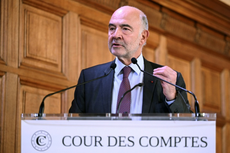 Le premier président de la Cour des comptes, Pierre Moscovici, lors de la présentation du rapport de la Cour des comptes sur le Louvre, le 6 novembre 2025 à Paris ( AFP / Bertrand GUAY )
