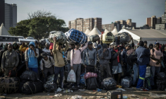 Des immigrés en situation irrégulière attendent à Durban, en Afrique du Sud, d'être transférés dans un centre de transit près de la frontière avec le Zimbabwe, le 29 juin. ( AFP / MARCO LONGARI )