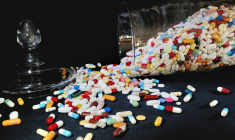 Les laboratoires fabriquant des médicaments génériques s'inquiètent de leur modèle économique.  ( AFP / PHILIPPE HUGUEN )