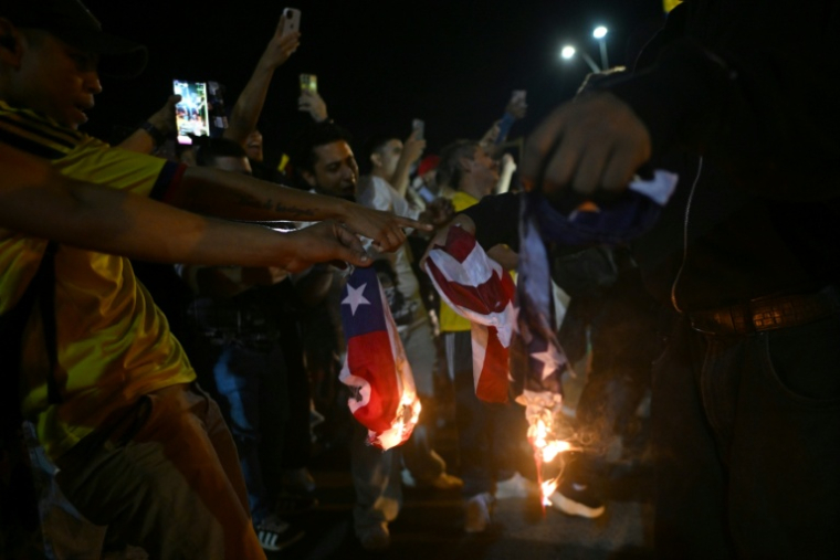 Des manifestants brûlent des drapeaux américains après les résultats préliminaires de l'élection présidentielle, à Cali en Colombie, le 21 juin 2026 ( AFP / Joaquin SARMIENTO )