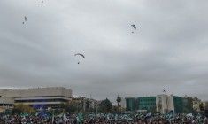 Des parapentistes survolent la place des Omeyyades à Damas, lors du premier anniversaire de la chute de Bachar al-Assad, le 8 décembre 2025 ( AFP / Bakr ALKASEM )