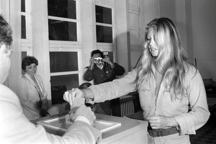 L'actrice française Brigitte Bardot vote pour le second tour de la présidentielle, le 10 mai 1981 à Saint-Tropez  ( AFP / Raph GATTI )