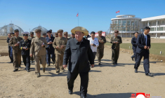 Le dirigeant nord-coréen Kim Jong Un visite un projet agricole à Sinuiju, près de la frontière chinoise, le 18 septembre 2025 ( KCNA VIA KNS / STR )