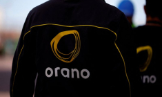 Le logo d'Orano est visible sur la veste d'un employé