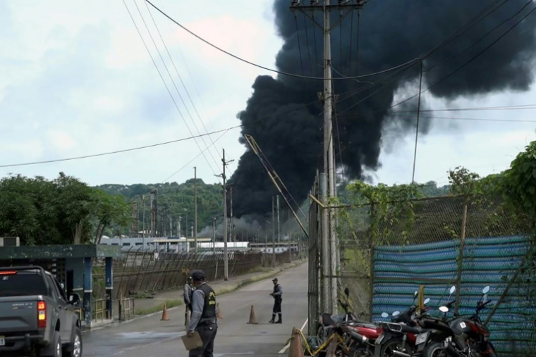Incendie dans la plus grande raffinerie d'Equateur, à Esmeraldas, le 26 mai 2025 ( AFP / Antony Quintero )