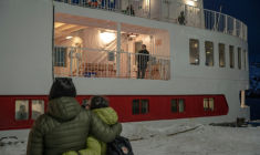 Des personnes regardent leurs proches embarquer à bord du ferry Sarfaq Ittuk au port de Nuuk, au Groenland, le 13 mars 2026 ( AFP / Florent VERGNES )