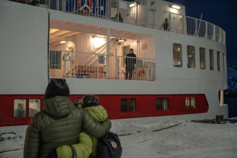 Des personnes regardent leurs proches embarquer à bord du ferry Sarfaq Ittuk au port de Nuuk, au Groenland, le 13 mars 2026 ( AFP / Florent VERGNES )
