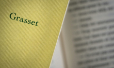 Cette photographie montre un livre des éditions Bernard Grasset à Mulhouse, dans l'est de la France, le 16 avril 2025 ( AFP / SEBASTIEN BOZON )