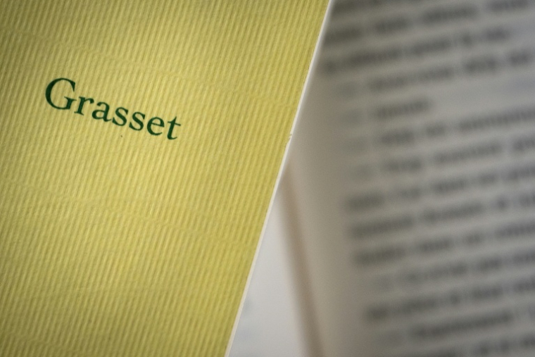 Cette photographie montre un livre des éditions Bernard Grasset à Mulhouse, dans l'est de la France, le 16 avril 2025 ( AFP / SEBASTIEN BOZON )