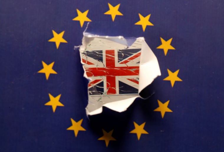 Un drapeau britannique est vu à travers un drapeau de l'Union européenne imprimé et déchiré dans cette photo d'illustration