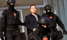 Des policiers montenegrins escortent le magnat des cryptomonnaies sud-coréen Do Kwon à la sortie d'un trubunal, le 23 mars 2024 ( AFP / SAVO PRELEVIC )