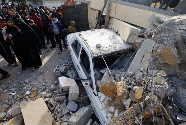 Site d'une frappe aérienne israélienne à Rafah, dans le sud de la bande de Gaza