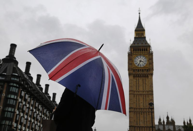 Un parapluie aux couleurs du drapeau britannique devant Big Ben et le Parlement à Londres