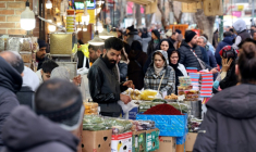Des Iraniens font des commissions, au Grand Bazar de Téhéran, le 20 janvier 2026 ( AFP / ATTA KENARE )