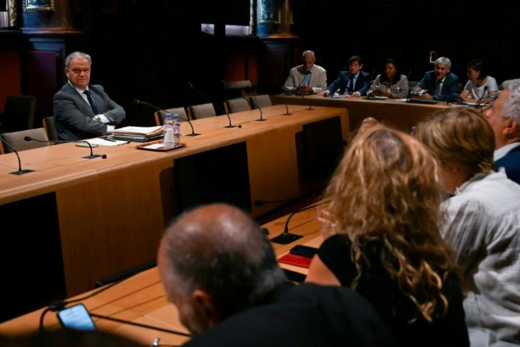 Le sénateur français François-Noël Buffet, proposé par le Président de la République pour devenir le prochain Défenseur des droits, avant son audition au Sénat, à Paris, le 21 juillet 2026. ( AFP / Lou BENOIST )