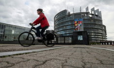 Un cycliste à Strasbourg, le 6 octobre 2020 ( AFP / SEBASTIEN BOZON )