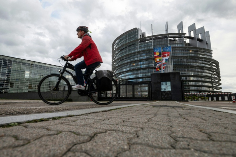 Un cycliste passe devant le Parlement européen à Strasbourg le 6 octobre 2020 ( AFP / SEBASTIEN BOZON )
