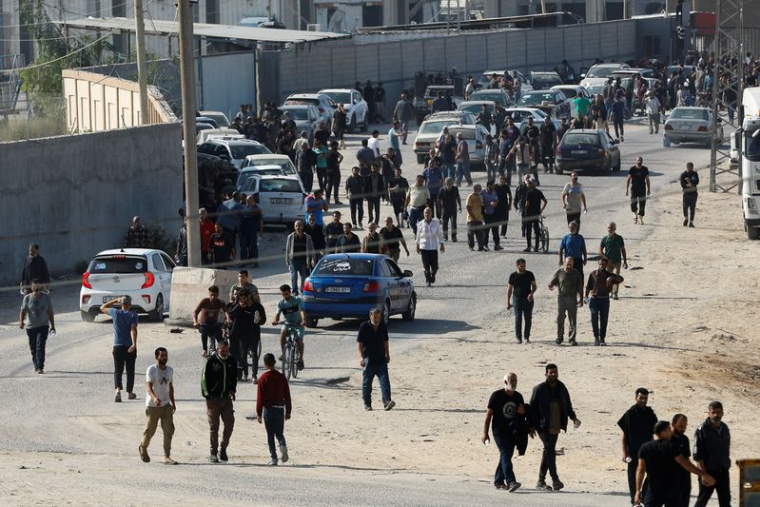 Des travailleurs palestiniens, qui se trouvaient en Israël lors de l'attaque du Hamas du 7 octobre, arrivent à la frontière de Rafah après avoir été renvoyés par Israël dans la bande de Gaza