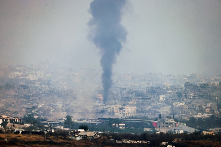 Une photo prise depuis le sudd'Israël montre des colonnes de fumée s'élevant de la bande de Gaza après des bombardements israéliens, le 18 mai 2025 ( AFP / Menahem KAHANA )
