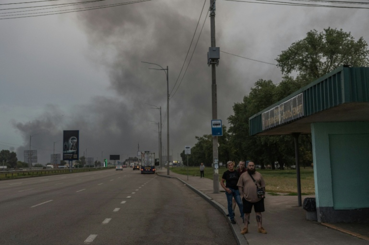 Des habitants attendent à un arrêt de bus à Kiev en Ukraine au lendemain de frappes de missiles balistiques et drones russes, le 5 août 2026 ( AFP / Roman PILIPEY )