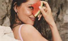 Les vacances d’été en France ont la cote chez les stars. crédit photo : Capture d’écran Instagram @laetitiacasta