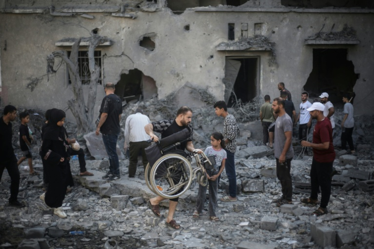 Des Palestiniens inspectent un immeuble détruit par une frappe israélienne à Deir al-Balah, dans le centre de la bande de Gaza, le 29 juillet 2026 ( AFP / Eyad Baba )
