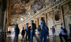 Des visiteurs dans la galerie d'Apollon du musée du Louvre lors de sa réouverture au public, le 22 juillet 2026 à Paris ( POOL / LOU BENOIST )