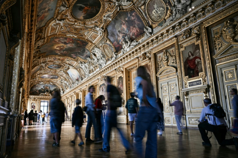 Des visiteurs dans la galerie d'Apollon du musée du Louvre lors de sa réouverture au public, le 22 juillet 2026 à Paris ( POOL / LOU BENOIST )