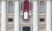 Le pape Léon XIV apparaît au balcon de la basilique Saint-Pierre