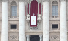 Le pape Léon XIV apparaît au balcon de la basilique Saint-Pierre
