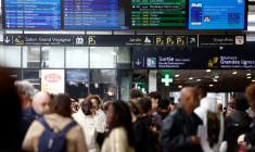 Des passagers attendent à l'intérieur du hall de départ de la gare Montparnasse à Paris