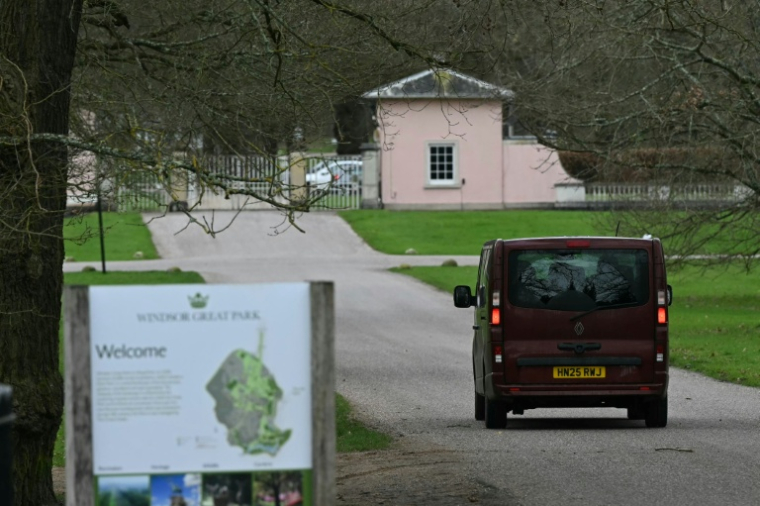L'entrée de Royal Lodge, une propriété de 30 pièces et ancienne résidence de l’ex-prince britannique Andrew, à l'ouest de Londres, le 21 février 2026 ( AFP / JUSTIN TALLIS )