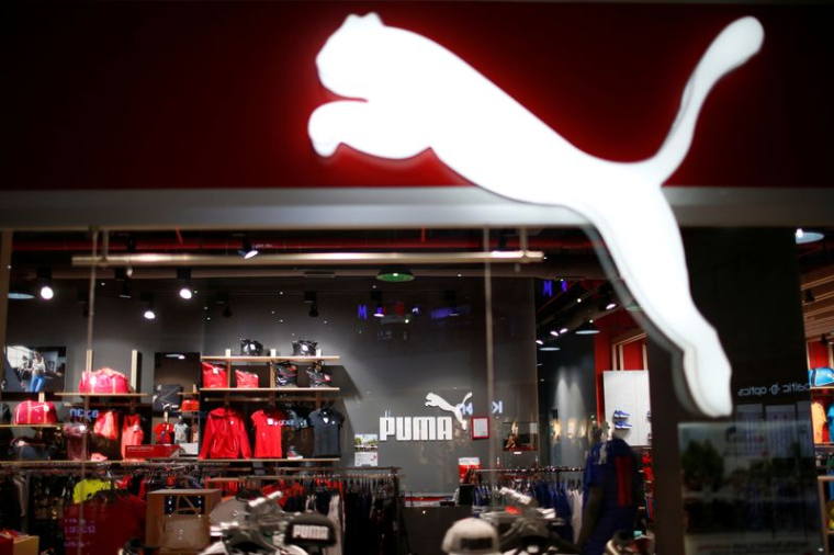 Le logo de la société de vêtements de sport Puma est visible dans son magasin du centre commercial de Tbilisi, à Tbilisi