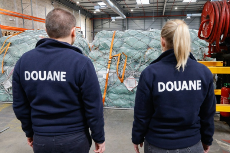 L'Union européenne va appliquer à partir de dimanche des "frais de traitement" de 2 euros sur tous les colis importés dans le cadre du commerce en ligne ( AFP / GEOFFROY VAN DER HASSELT )