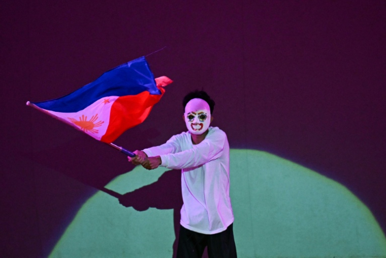 Des proches des victimes de la guerre contre la drogue de l'ancien président philippin Rodrigo Duterte donnent une représentation théâtrale, dans une université de Manille, le 24 février 2026 ( AFP / Jam STA ROSA )