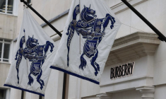 Une vue des logos affichés à l'extérieur d'un magasin Burberry à Londres