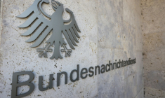 L’aigle fédéral est visible sur la façade du siège du Service fédéral de renseignement allemand BND (Bundesnachrichtendienst) à Berlin le 11 septembre 2025 ( POOL / Liesa Johannssen )