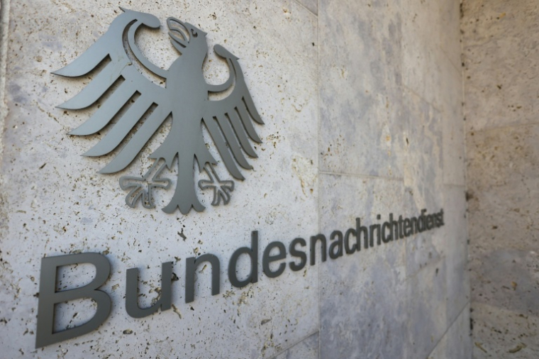 L’aigle fédéral est visible sur la façade du siège du Service fédéral de renseignement allemand BND (Bundesnachrichtendienst) à Berlin le 11 septembre 2025 ( POOL / Liesa Johannssen )