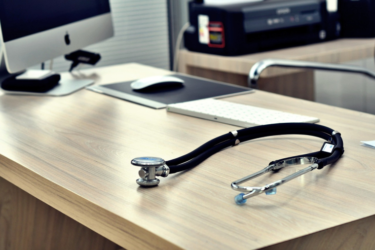 L'objectif est d'encourager les médecins à la retraite à exercer une activité médicale pour lutter contre le manque de praticiens. (illustration) (Orzalaga / Pixabay)